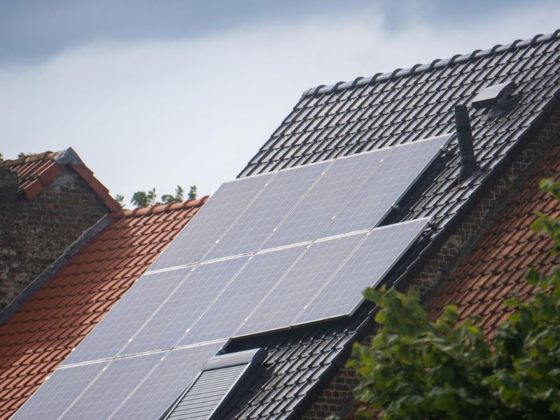 TVA  panneaux solaires à 5,5% ; critères d'éligibilité - toit d'une maison ayant plus de 2 ans d'ancienneté et équipé de panneaux photovoltaïques