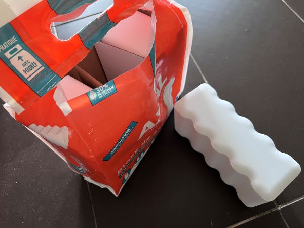 Installation d'un adoucisseur d'eau : nouveau format compact du sel à mettre dans la cuve.