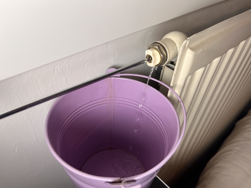 Vis de purge située sur un radiateur : utile si votre chaudière fait du bruit